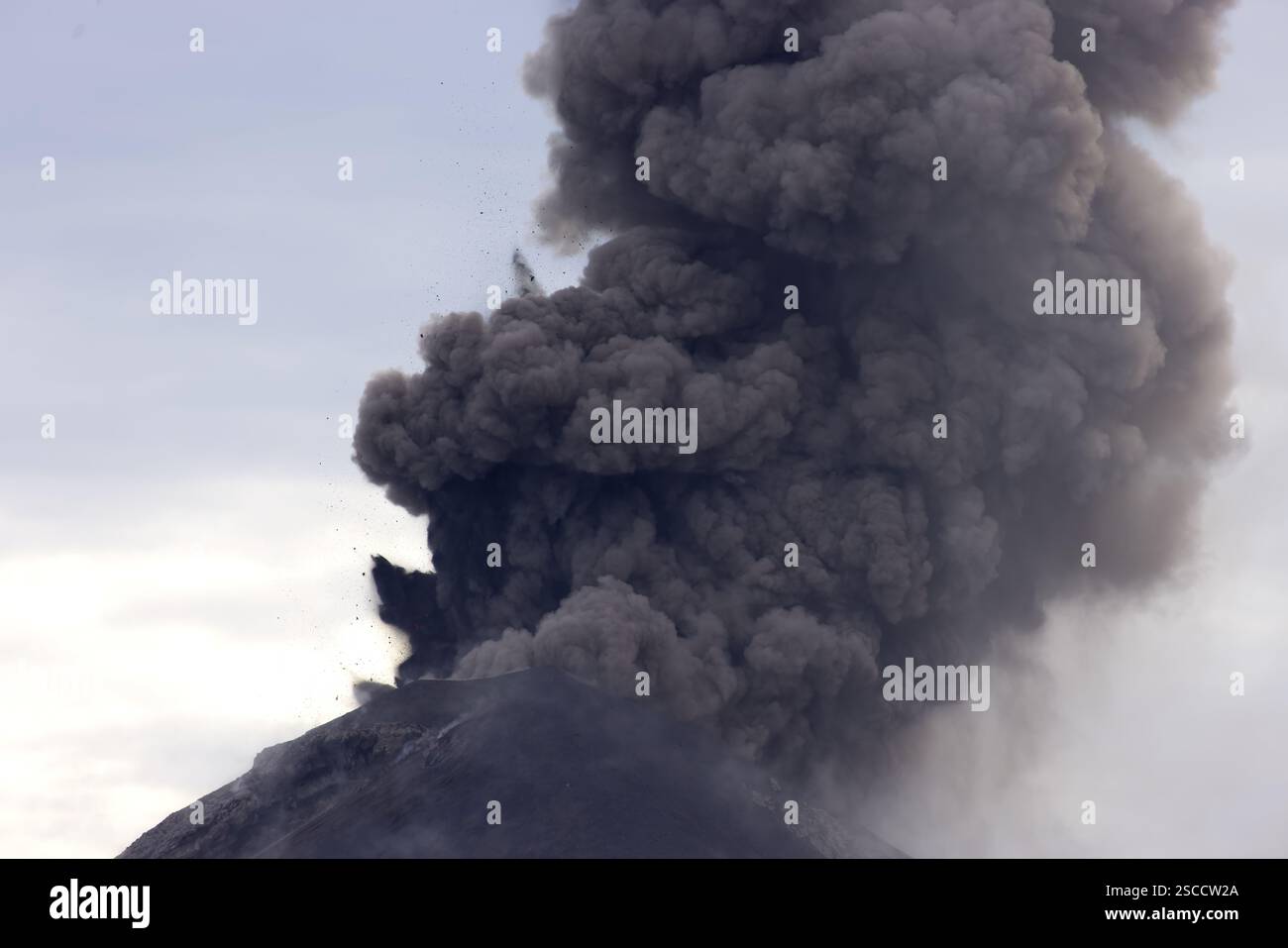 Explosive eruption of Fuego volcano, Guatemala Stock Photo - Alamy