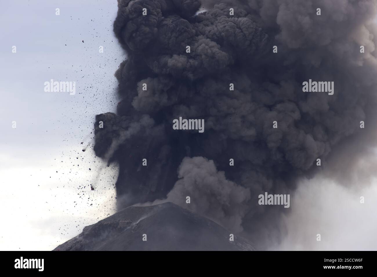 Explosive eruption of Fuego volcano, Guatemala Stock Photo - Alamy