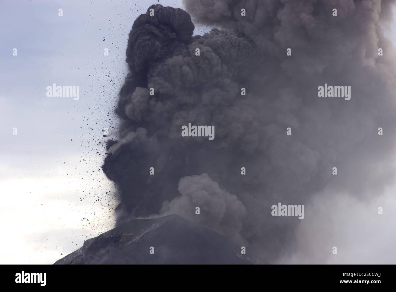Explosive eruption of Fuego volcano, Guatemala Stock Photo - Alamy