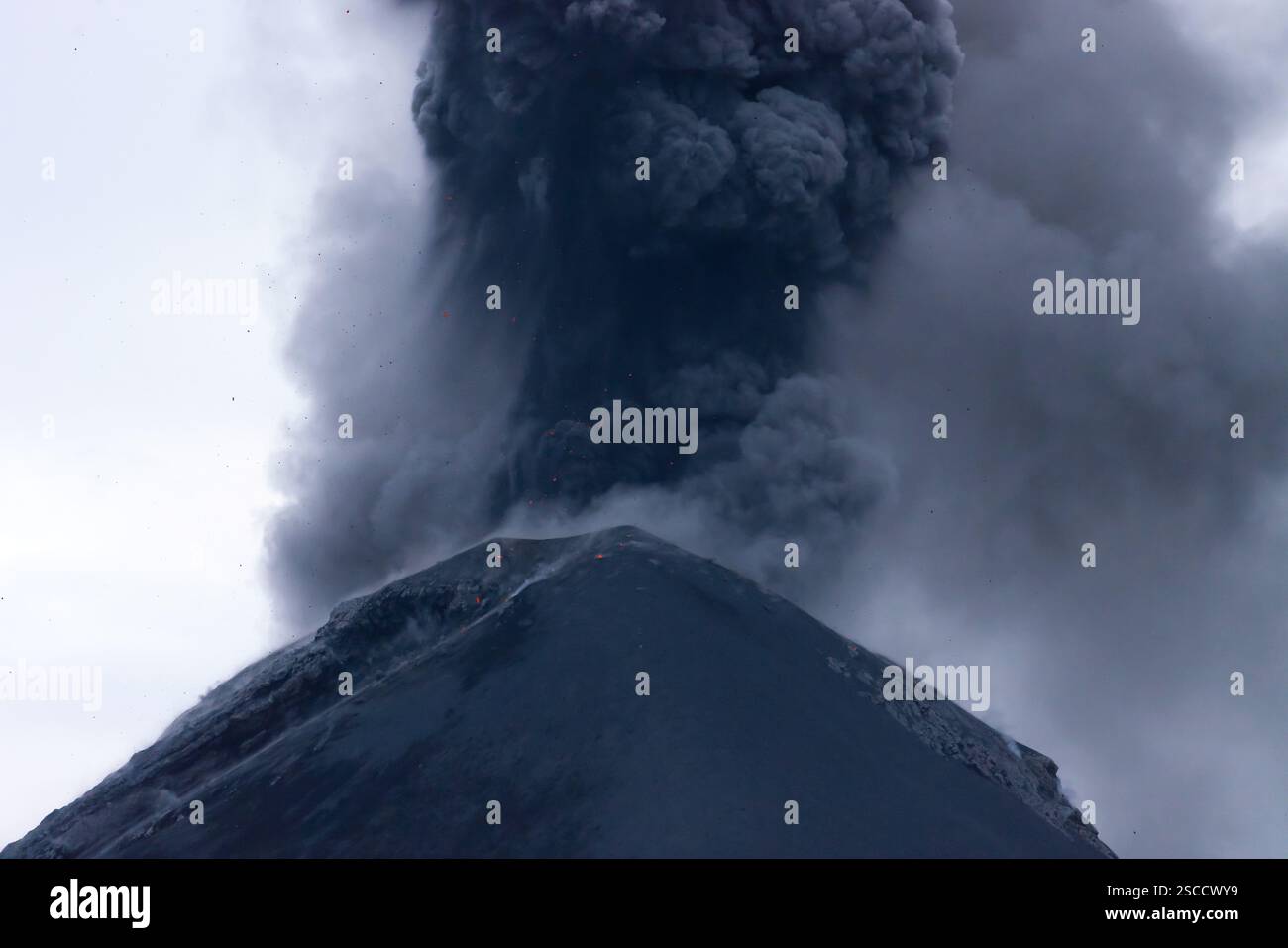 Explosive eruption of Fuego volcano, Guatemala Stock Photo - Alamy