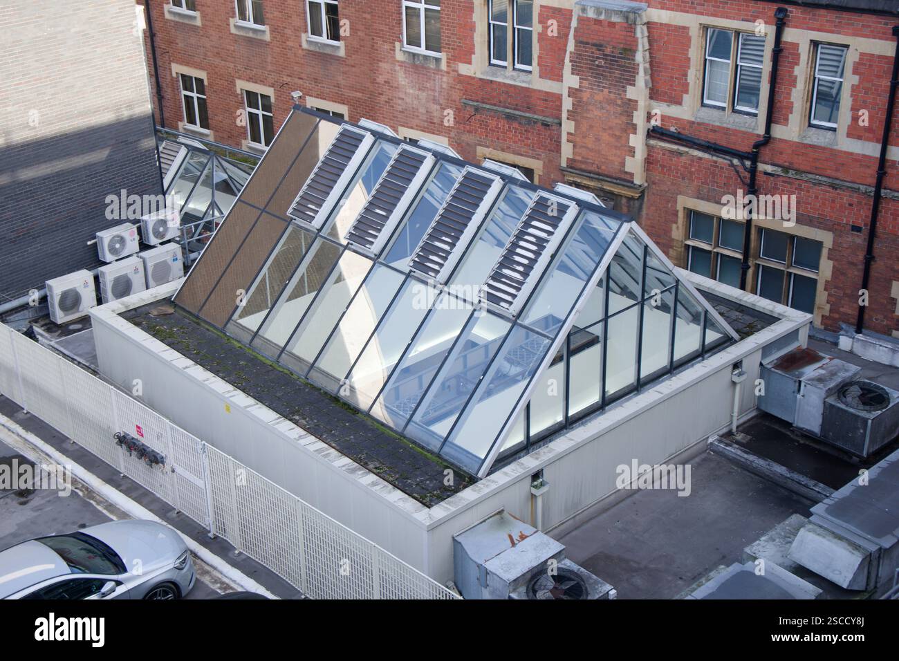 Flat roof house hi-res stock photography and images - Alamy