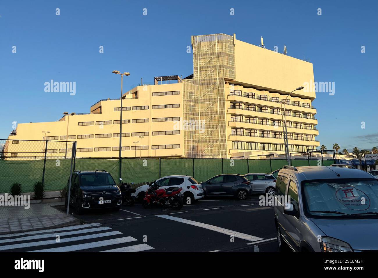 Side view of the H10 Conquistador Hotel in Playa de las Américas. Arona, Tenerife, Canary Islands, Spain. 15th January 2025. - Smartphone Captured Stock Image