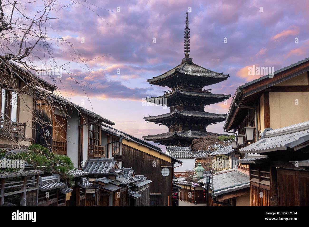 Sunset yasaka shrine hi-res stock photography and images - Alamy