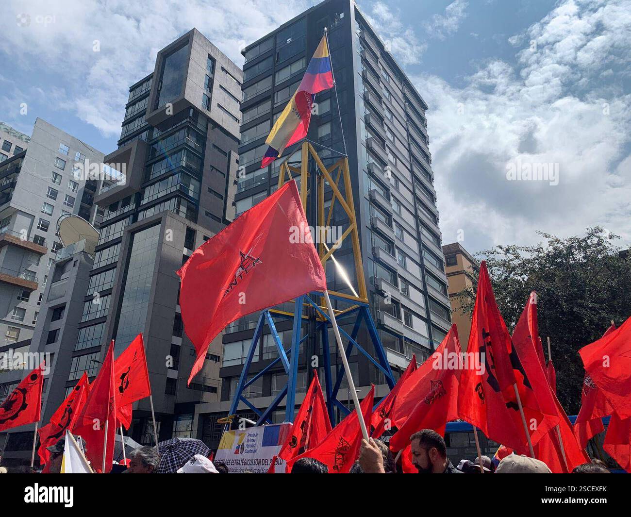 PETROLEROS NO PRIVATIZACION CAMPO SACHA Quito, Thursday, February 6