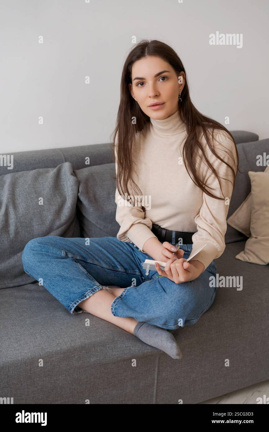 Crossed legs wearing blue jeans hi-res stock photography and images - Alamy