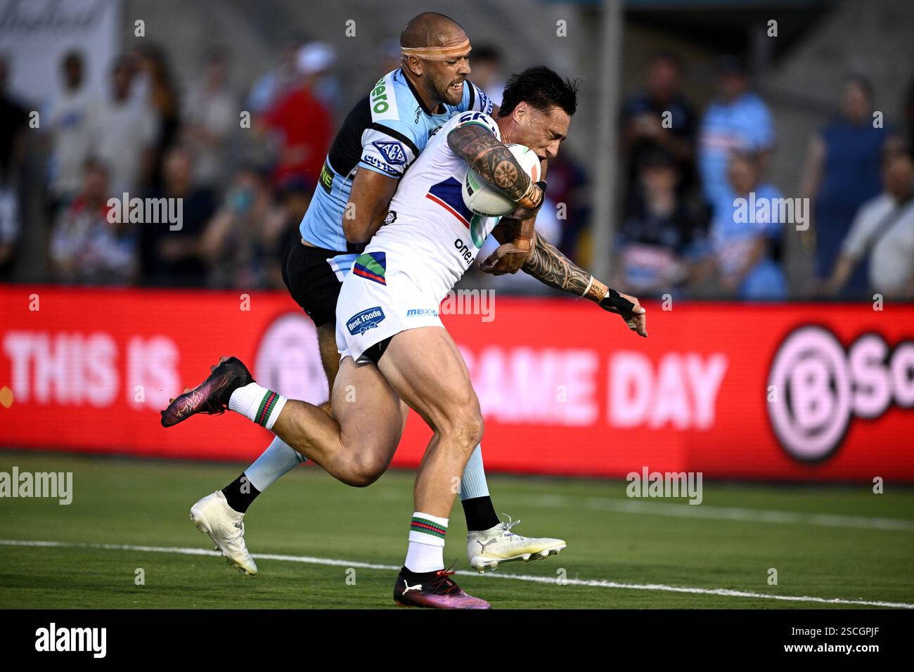 Charnze NicollKlokstad of the Warriors evades a tackle from William
