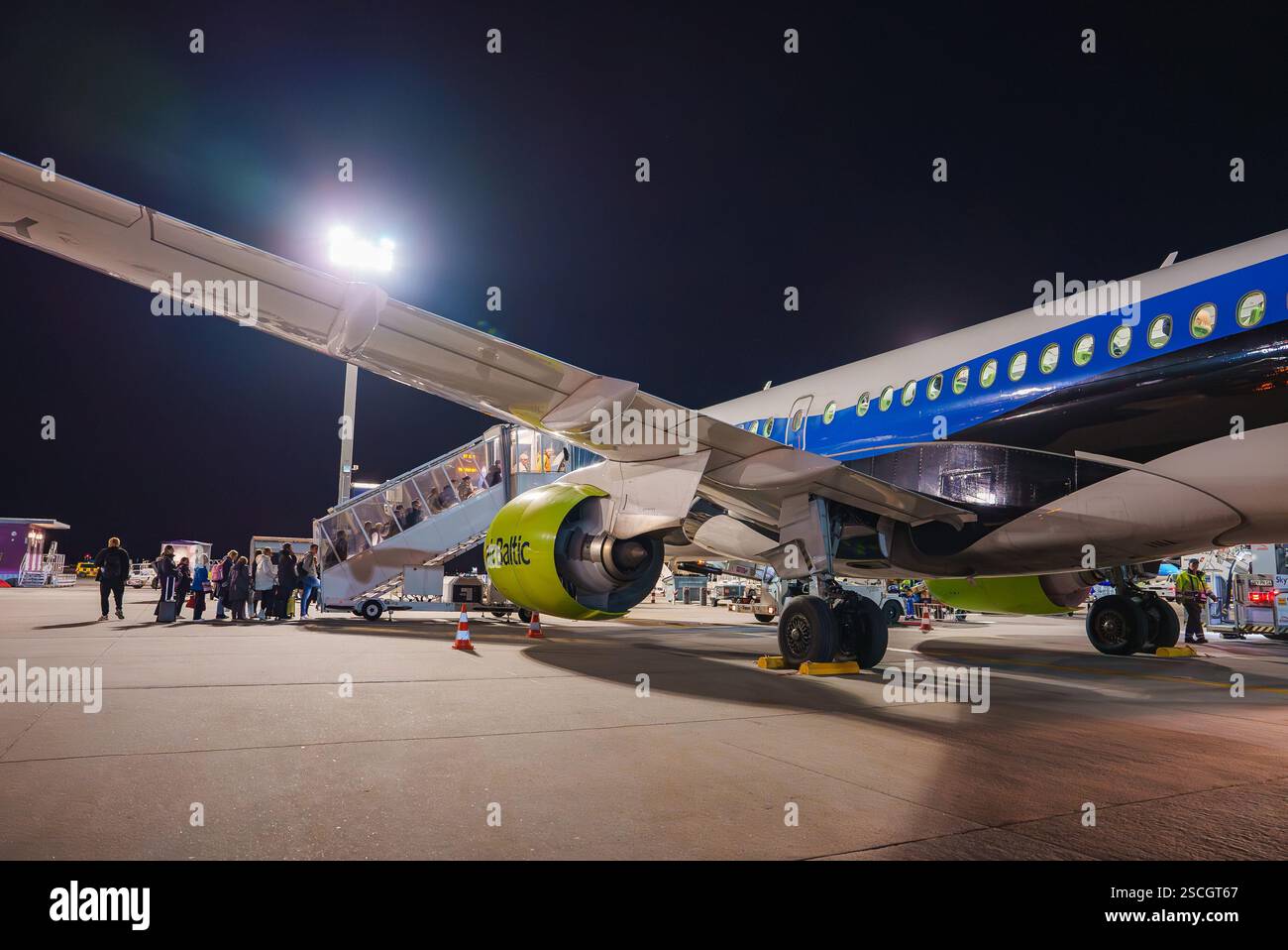Airport plane boarding tarmac hi-res stock photography and images - Alamy