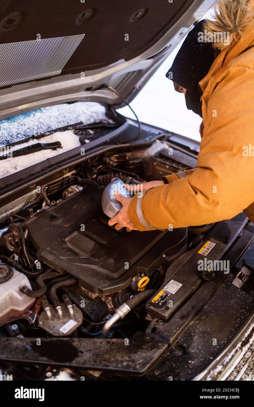 Mechanic to check fluids hi-res stock photography and images - Alamy