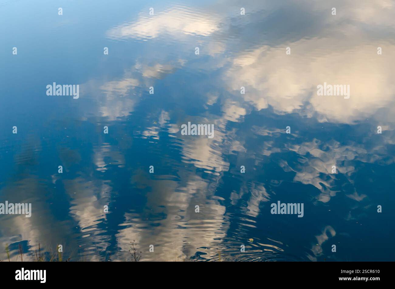 Reflection of the blue sky with white clouds Stock Photo - Alamy