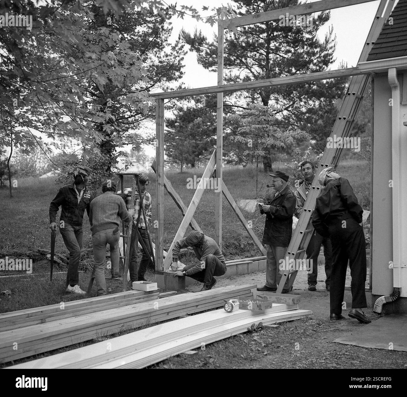 Workers building a house in Glydon, Maryland. [automated translation ...