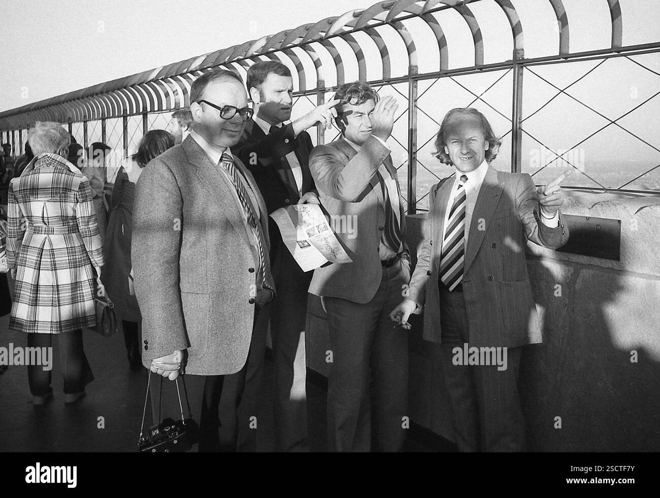 Visitors on the viewing platform of the Empire State Building in New ...