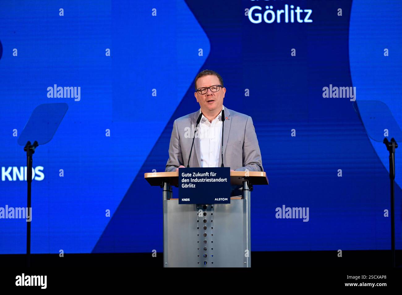 Dirk Schulze, Bezirksleiter IG Metall Bezirk Berlin-Brandenburg-Sachsen bei  einer Informationsveranstaltung der Alstom Transportation Germany GmbH in  einer Werkhalle teil. Der deutsch-franzsische Rstungskonzern KNDS  bernimmt das Grlitzer Werk des ...