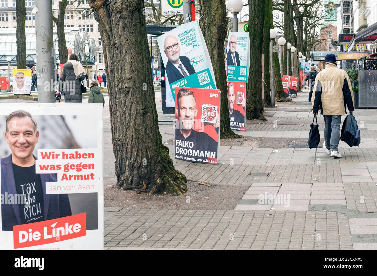Hamburg wählt: Wahlplakate prägen das Stadtbild zur Bürgerschaftswahl 20250207ad115 Hamburg Kirchenallee Bürgerschaftswahl abstimmen, aufstellen, auswählen, Banner, Beteiligung, Bürger, Bürgerschaft, Bürgerschaftswahl, Demokratie, entscheiden, Engagement, gewinnen, Kandidaten, Kampagne, konkurrieren, kommunal, Landespolitik, Legislatur, Liste, Mehrheit, mitbestimmen, Partei, Parlamentswahl, Plakat, Plakatierung, politisch, Programm, Regierung, repräsentieren, SPD, Die Linke, Stimmen, Transparenz, umwerben, Veranstaltung, Veränderung, Versprechen, Wahl, Wahlkampf, Wahlplakat, wählen Hamburg Ham Stock Photo
