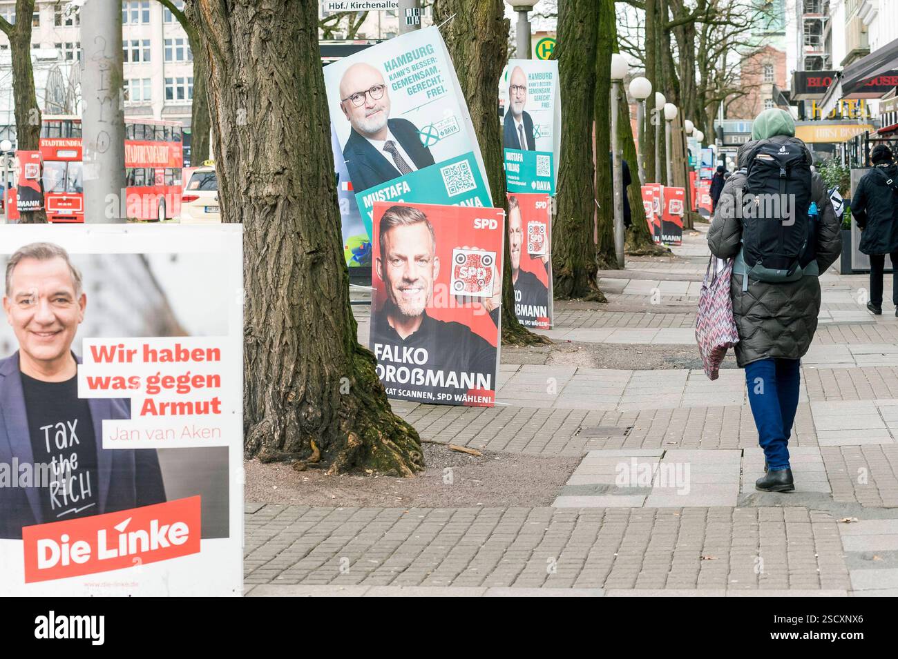 Hamburg wählt: Wahlplakate prägen das Stadtbild zur Bürgerschaftswahl 20250207ad140 Hamburg Kirchenallee Bürgerschaftswahl abstimmen, aufstellen, auswählen, Banner, Beteiligung, Bürger, Bürgerschaft, Bürgerschaftswahl, Demokratie, entscheiden, Engagement, gewinnen, Kandidaten, Kampagne, konkurrieren, kommunal, Landespolitik, Legislatur, Liste, Mehrheit, mitbestimmen, Partei, Parlamentswahl, Plakat, Plakatierung, politisch, Programm, Regierung, repräsentieren, SPD, Die Linke, Stimmen, Transparenz, umwerben, Veranstaltung, Veränderung, Versprechen, Wahl, Wahlkampf, Wahlplakat, wählen Hamburg Ham Stock Photo