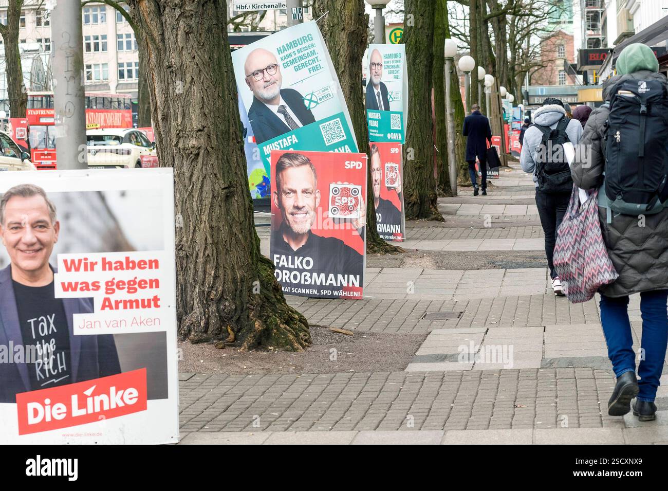 Hamburg wählt: Wahlplakate prägen das Stadtbild zur Bürgerschaftswahl 20250207ad135 Hamburg Kirchenallee Bürgerschaftswahl abstimmen, aufstellen, auswählen, Banner, Beteiligung, Bürger, Bürgerschaft, Bürgerschaftswahl, Demokratie, entscheiden, Engagement, gewinnen, Kandidaten, Kampagne, konkurrieren, kommunal, Landespolitik, Legislatur, Liste, Mehrheit, mitbestimmen, Partei, Parlamentswahl, Plakat, Plakatierung, politisch, Programm, Regierung, repräsentieren, SPD, Die Linke, Stimmen, Transparenz, umwerben, Veranstaltung, Veränderung, Versprechen, Wahl, Wahlkampf, Wahlplakat, wählen Hamburg Ham Stock Photo