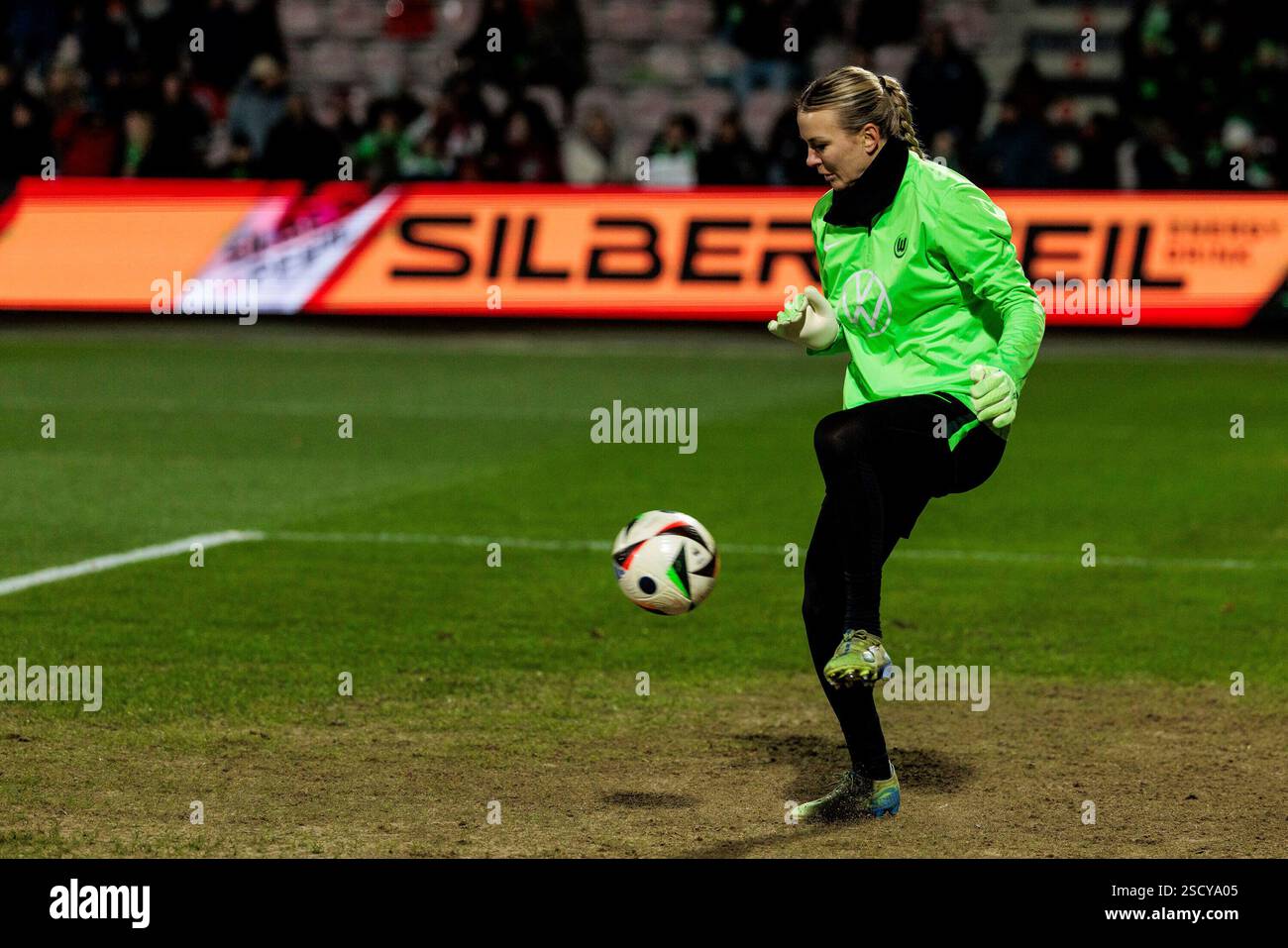 Merle Frohms (VfL Wolfsburg, 1) im Warm Up Google Pixel Frauen ...