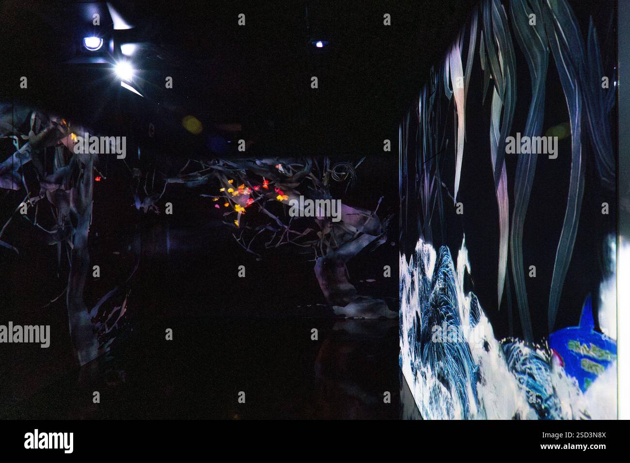 Teamlabs borderless hi-res stock photography and images - Alamy