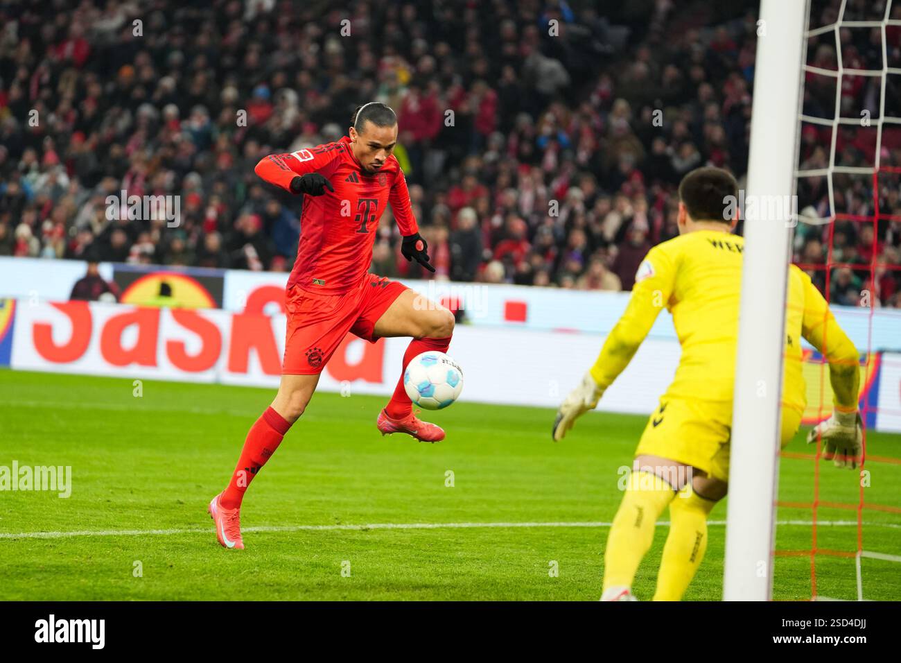 Munich, Germany, February 7th 2025 Leroy Sané (10 FCB) before shooting