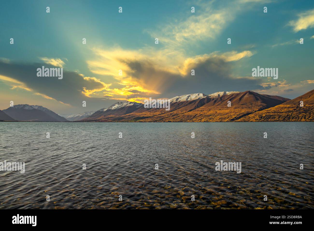 The lake shore views of the isolated remote alpind Lake Ohau Stock ...