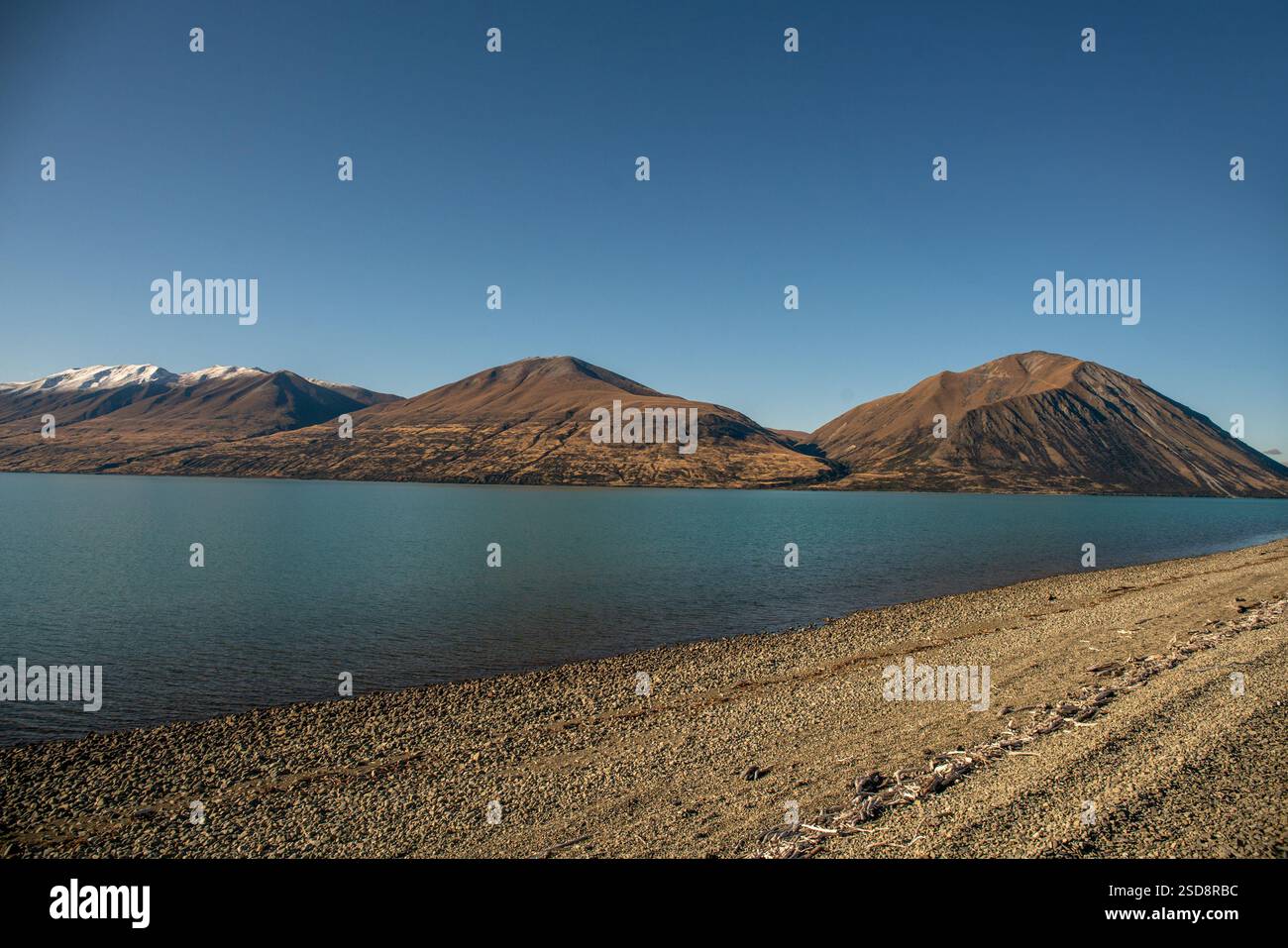 The lake shore views of the isolated remote alpind Lake Ohau Stock ...