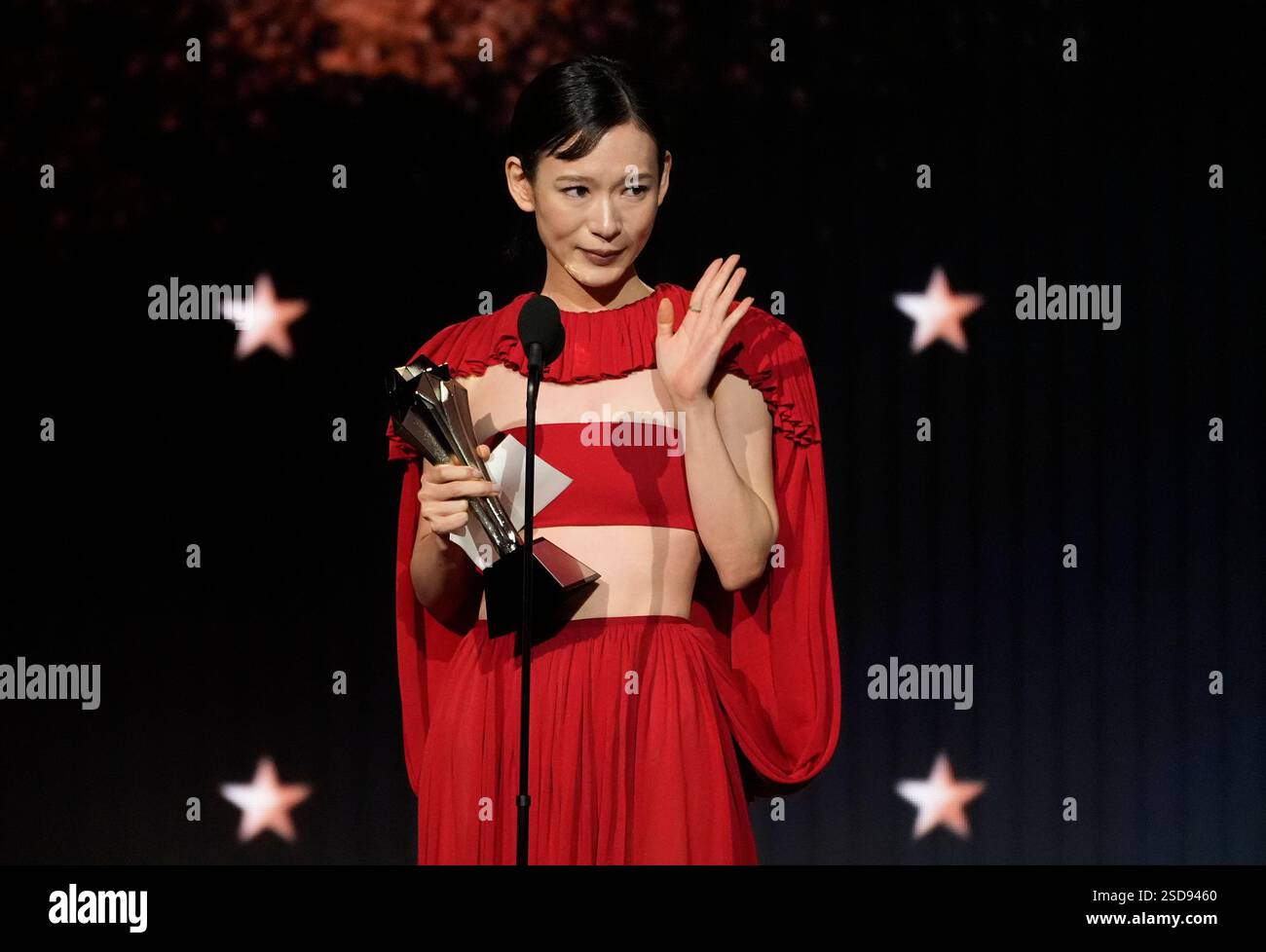 Moeka Hoshi accepts the award for best supporting actress in a drama