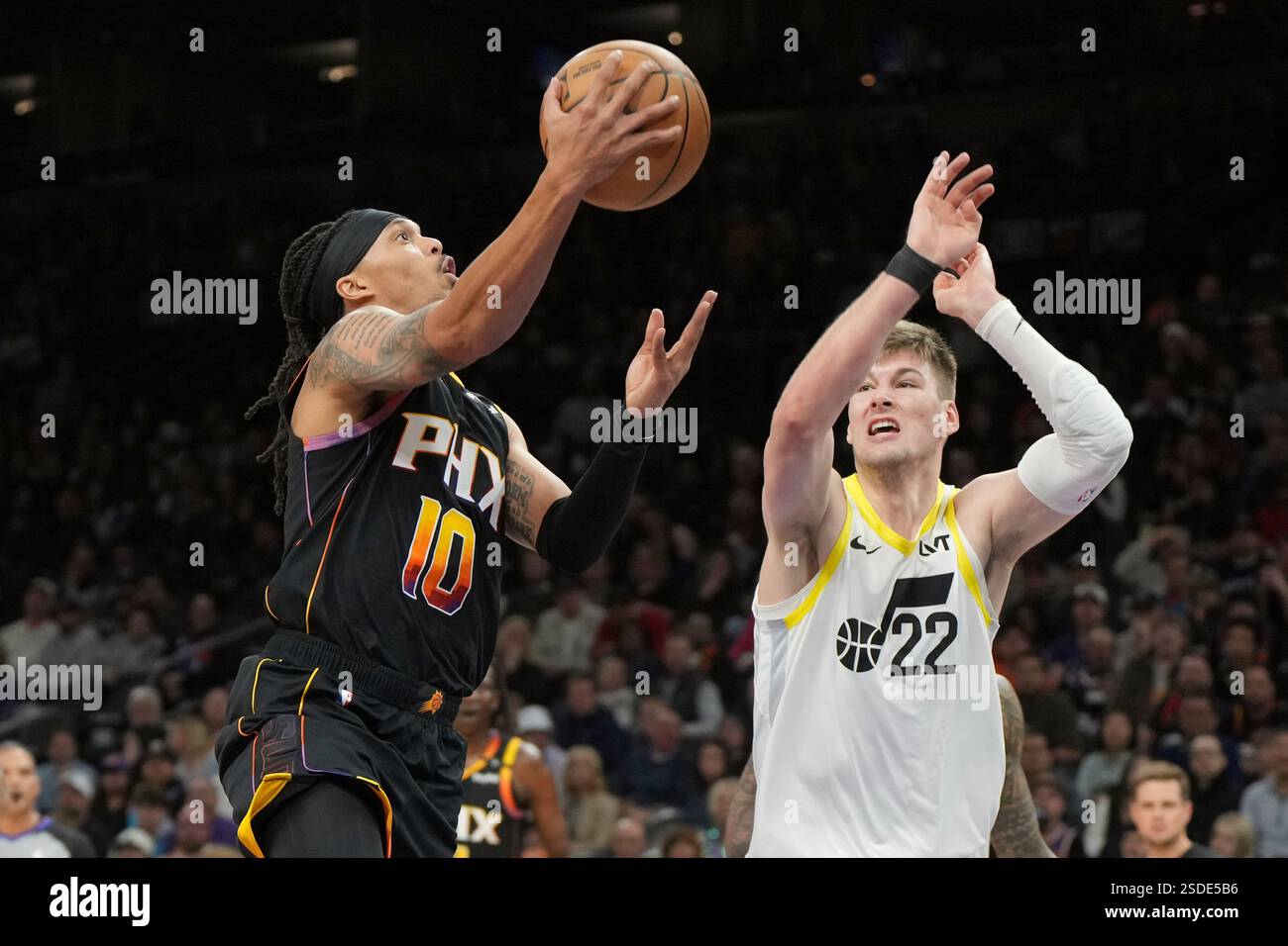 Phoenix Suns guard Damion Lee (10) drives against Utah Jazz forward