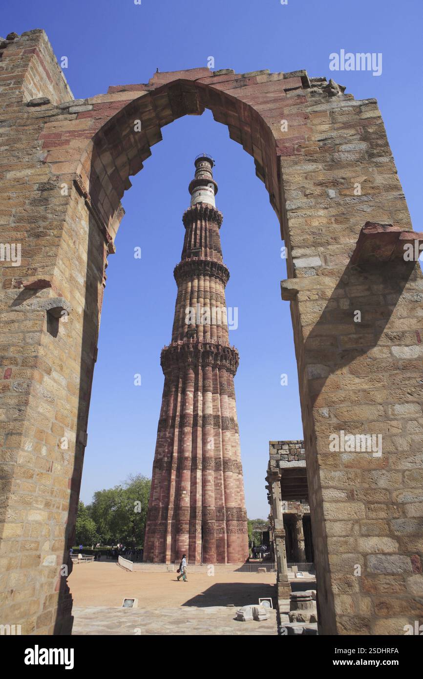 Kuthuminar Qutab Minar through arch built in 1311 red sandstone tower, Delhi ...