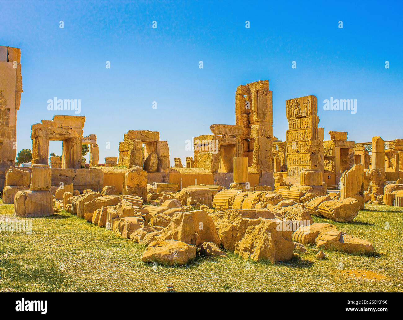 persepolis-an-ancient-capital-of-the-kings-of-the-achaemenian-dynasty-of-iran-persia-in-1979-this-place-designated-a-unesco-world-heritage-site-2SDKP68.jpg