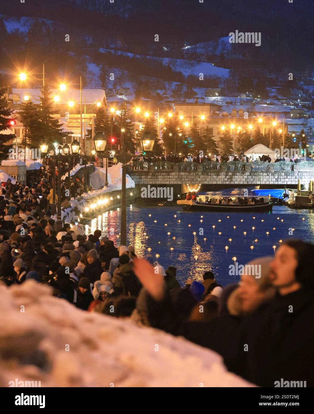 visitors-enjoy-otaru-yuki-akari-no-michi-of-the-snow-light-path