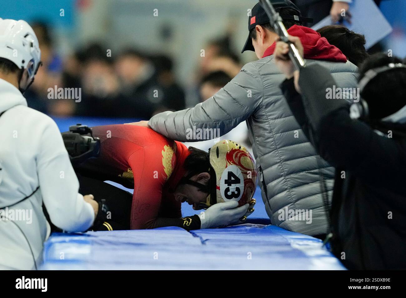 China's Lin Xiaojun celebrates after winning gold at the men's 500m ...