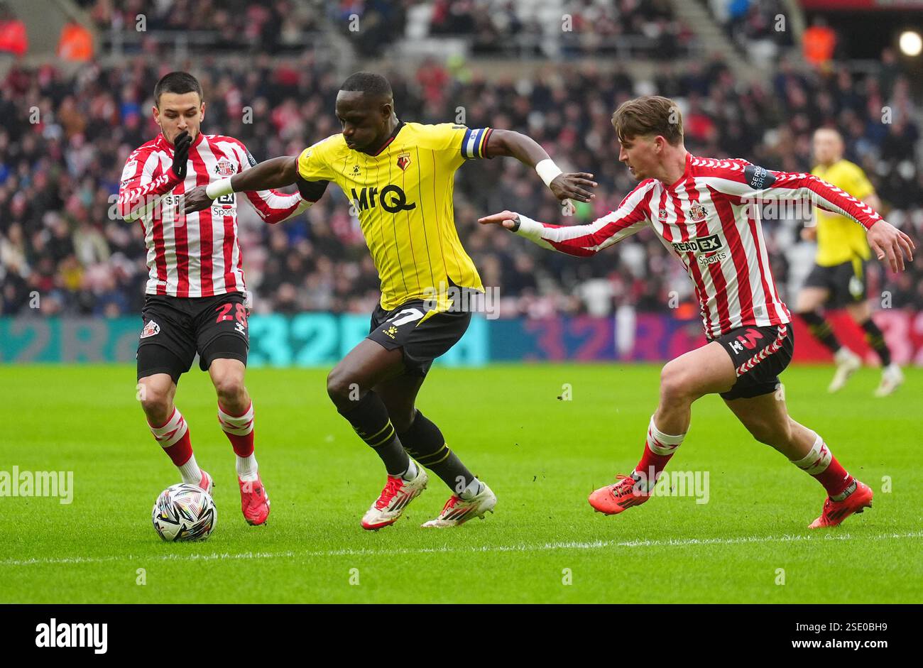 Watford's Moussa Sissoko (centre) battles for the ball with Sunderland