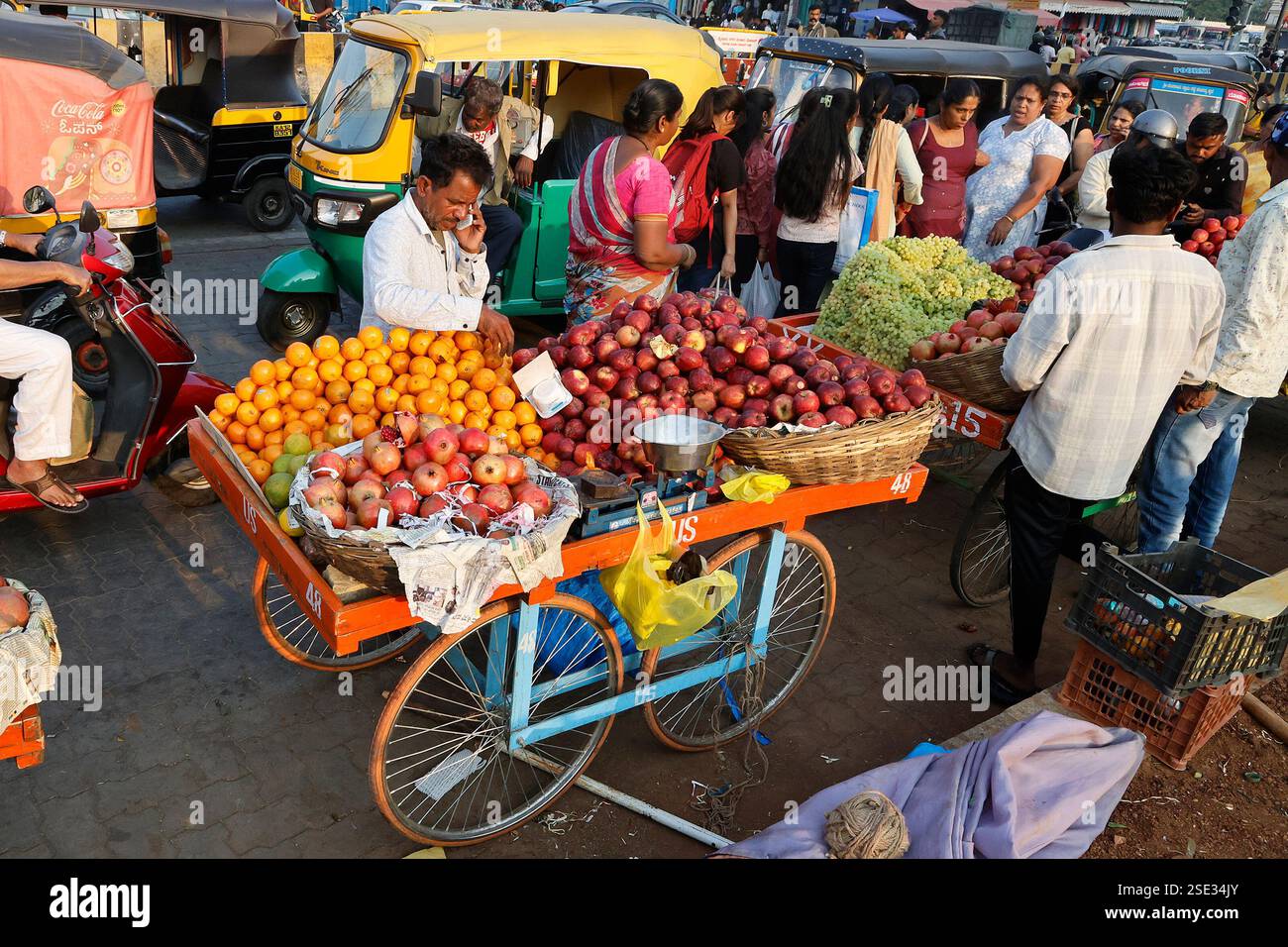 Fruit vendor at Devaraja Market in Mysuru (Mysore), Karnataka, India ...