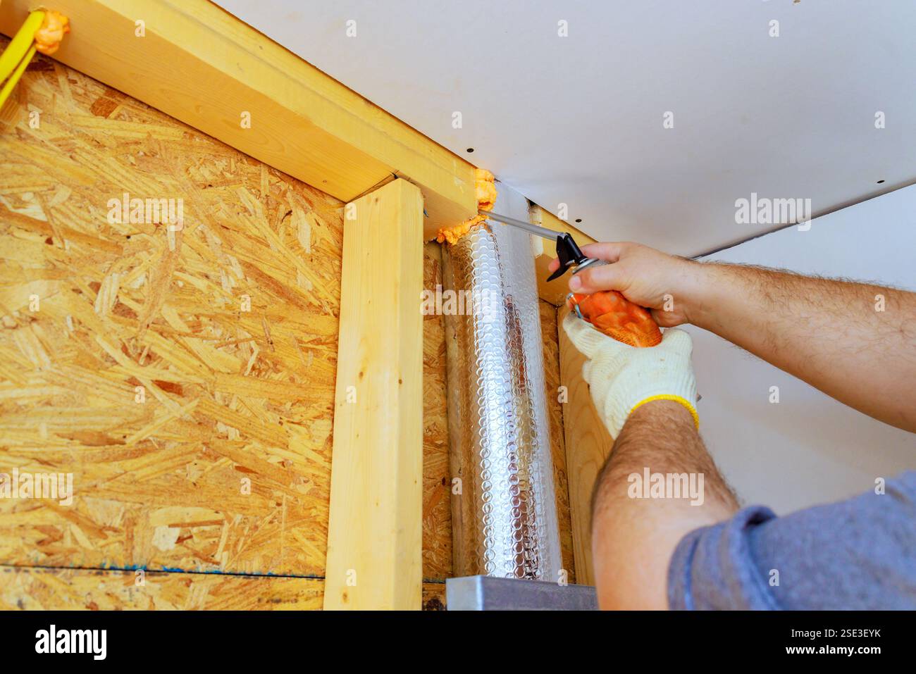 Insulation Application Process Insulation application techniques hi-res stock photography and images ...