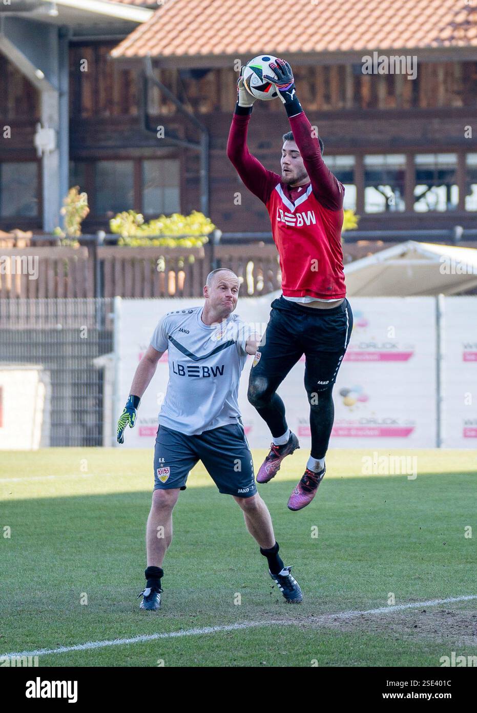 TW Trainer Kai Rabe mit seinem Torwart Dennis Seimen (VFB Stuttgart II ...