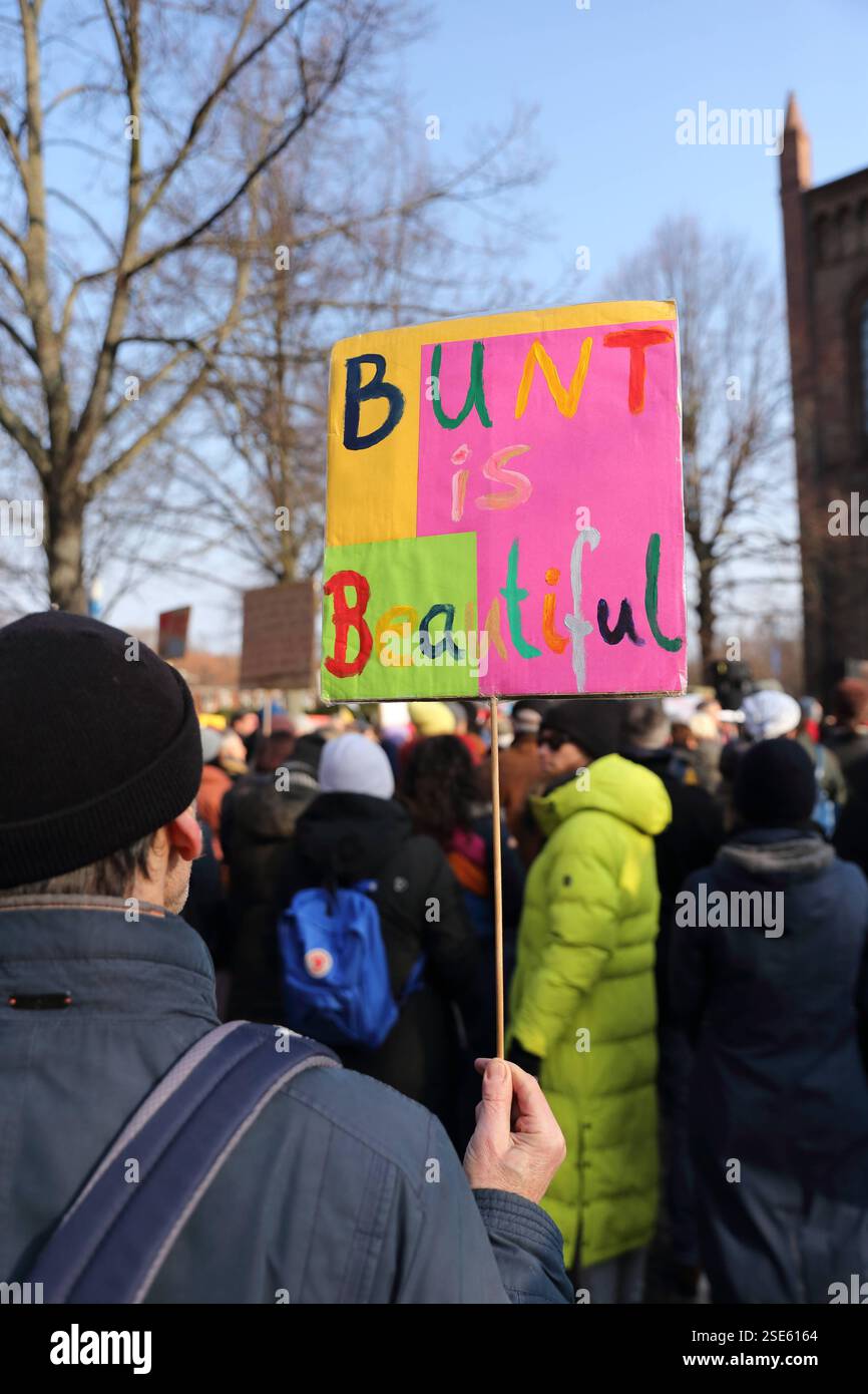 Ein Demonstrant mit Schild Bunt is Beautiful während einer Omas gegen ...