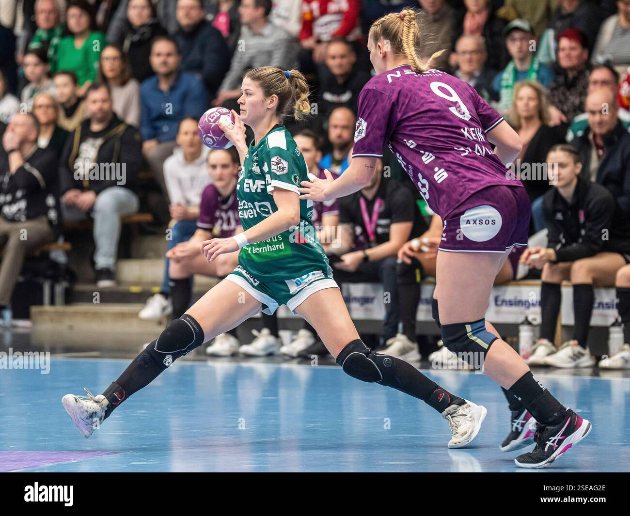 Sina Ehmann (Frisch Auf Frauen, #22) am Ball, Frisch Auf Goeppingen vs ...