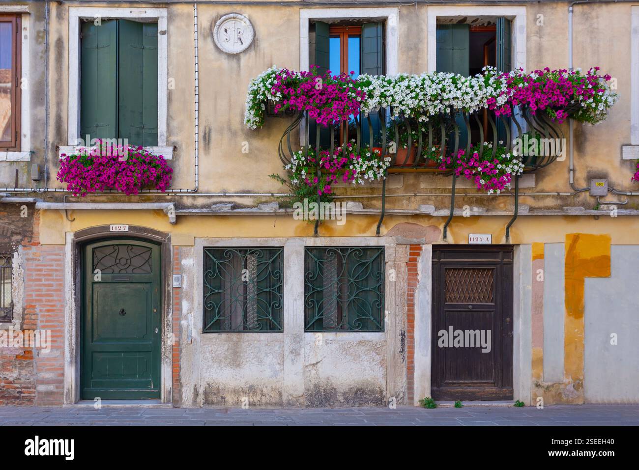Windows geranium flower pots hi-res stock photography and images - Alamy