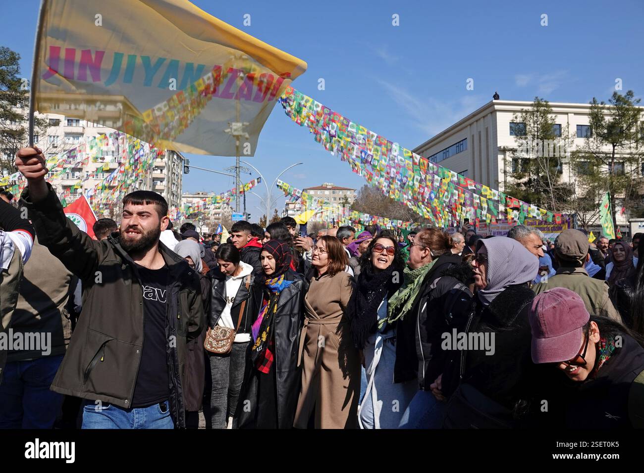 Kurdish women dancing hi-res stock photography and images - Alamy