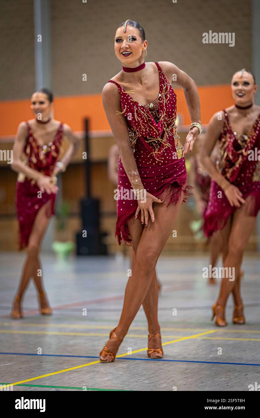 velbert-deutschland-08th-feb-2025-die-mannschaft-im-formationstanz