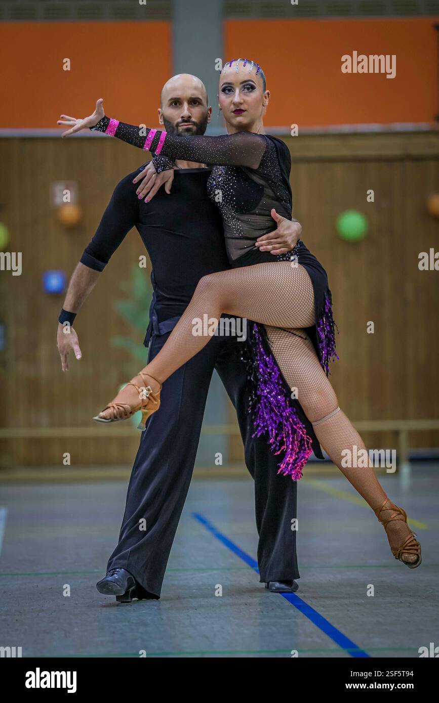 velbert-deutschland-08th-feb-2025-die-mannschaft-im-formationstanz