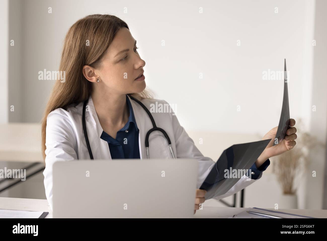 Doctor look at x ray hi-res stock photography and images - Alamy