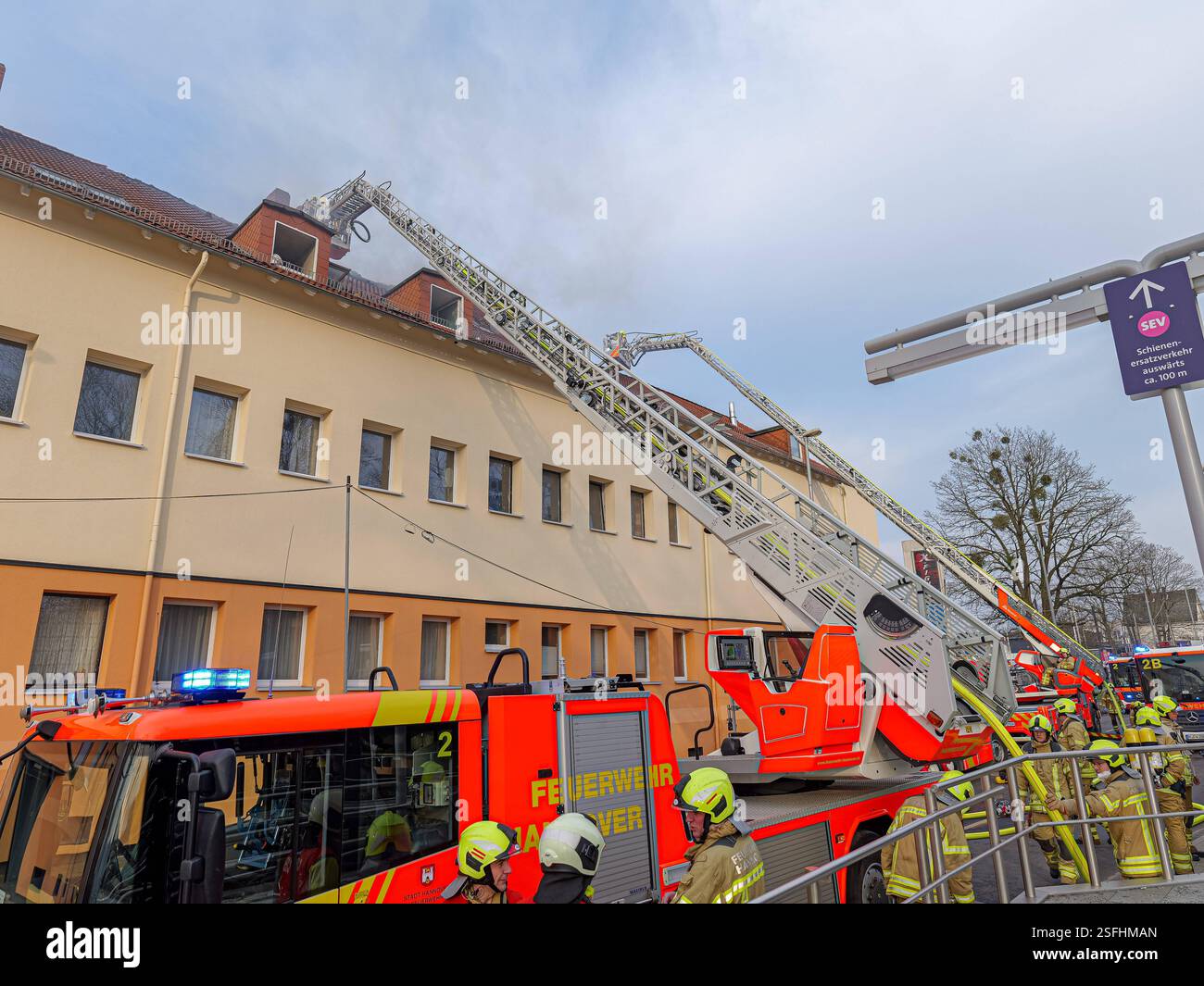 Dachstuhlbrand in Hannover-Linden Gleich drei Drehleitern wurden zur Brandbekämpfung eingesetzt. *** Roof truss fire in Hanover Linden Three turntable ladders were used to fight the fire Copyright: xBerndxGüntherx Stock Photo