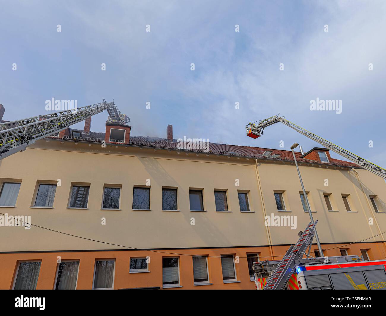 Dachstuhlbrand in Hannover-Linden Am Sonntag brach in der Badenstedter Straße in Hannover-Linden ein Wohnungs- und Dachstuhlbrand aus. Die Feuerwehr war mit drei Drehleitern und einem Großaufgebot an Einsatzkräften vor Ort. *** Roof truss fire in Hanover Linden An apartment and roof truss fire broke out in Badenstedter Straße in Hanover Linden on Sunday The fire department was on site with three turntable ladders and a large contingent of firefighters Copyright: xBerndxGüntherx Stock Photo
