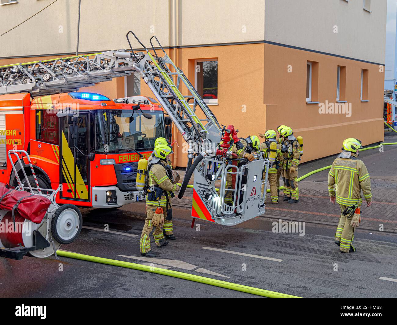 Dachstuhlbrand in Hannover-Linden Am Sonntag brach in der Badenstedter Straße in Hannover-Linden ein Wohnungs- und Dachstuhlbrand aus. Die Feuerwehr war mit drei Drehleitern und einem Großaufgebot an Einsatzkräften vor Ort. *** Roof truss fire in Hanover Linden An apartment and roof truss fire broke out in Badenstedter Straße in Hanover Linden on Sunday The fire department was on site with three turntable ladders and a large contingent of firefighters Copyright: xBerndxGüntherx Stock Photo
