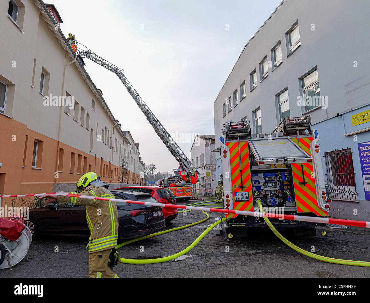 Dachstuhlbrand in Hannover-Linden Am Sonntag brach in der Badenstedter Straße in Hannover-Linden ein Wohnungs- und Dachstuhlbrand aus. Die Feuerwehr war mit drei Drehleitern und einem Großaufgebot an Einsatzkräften vor Ort. *** Roof truss fire in Hanover Linden An apartment and roof truss fire broke out in Badenstedter Straße in Hanover Linden on Sunday The fire department was on site with three turntable ladders and a large contingent of firefighters Copyright: xBerndxGüntherx Stock Photo