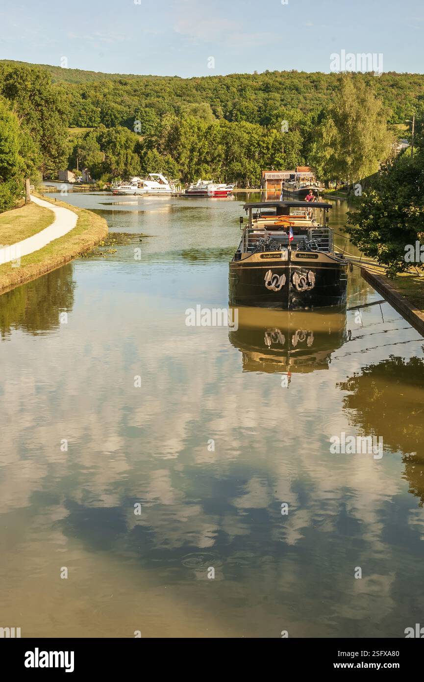 Modern houseboats and historic peniche barges moored on the Canal de Bourgogne, Pont de l'Ouche, Vallee de l'Ouche, Cote-d'Or, Bourgogne-Franche-Comte Stock Photo