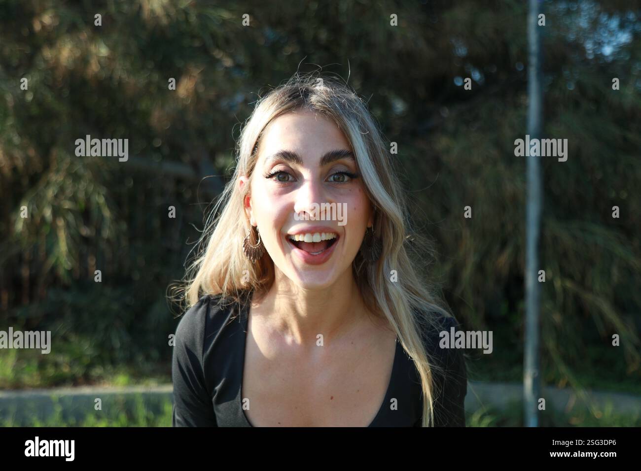 Surprised blonde girl hi-res stock photography and images - Alamy