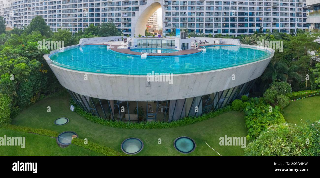 Hotel pool rooftop garden hi-res stock photography and images - Alamy