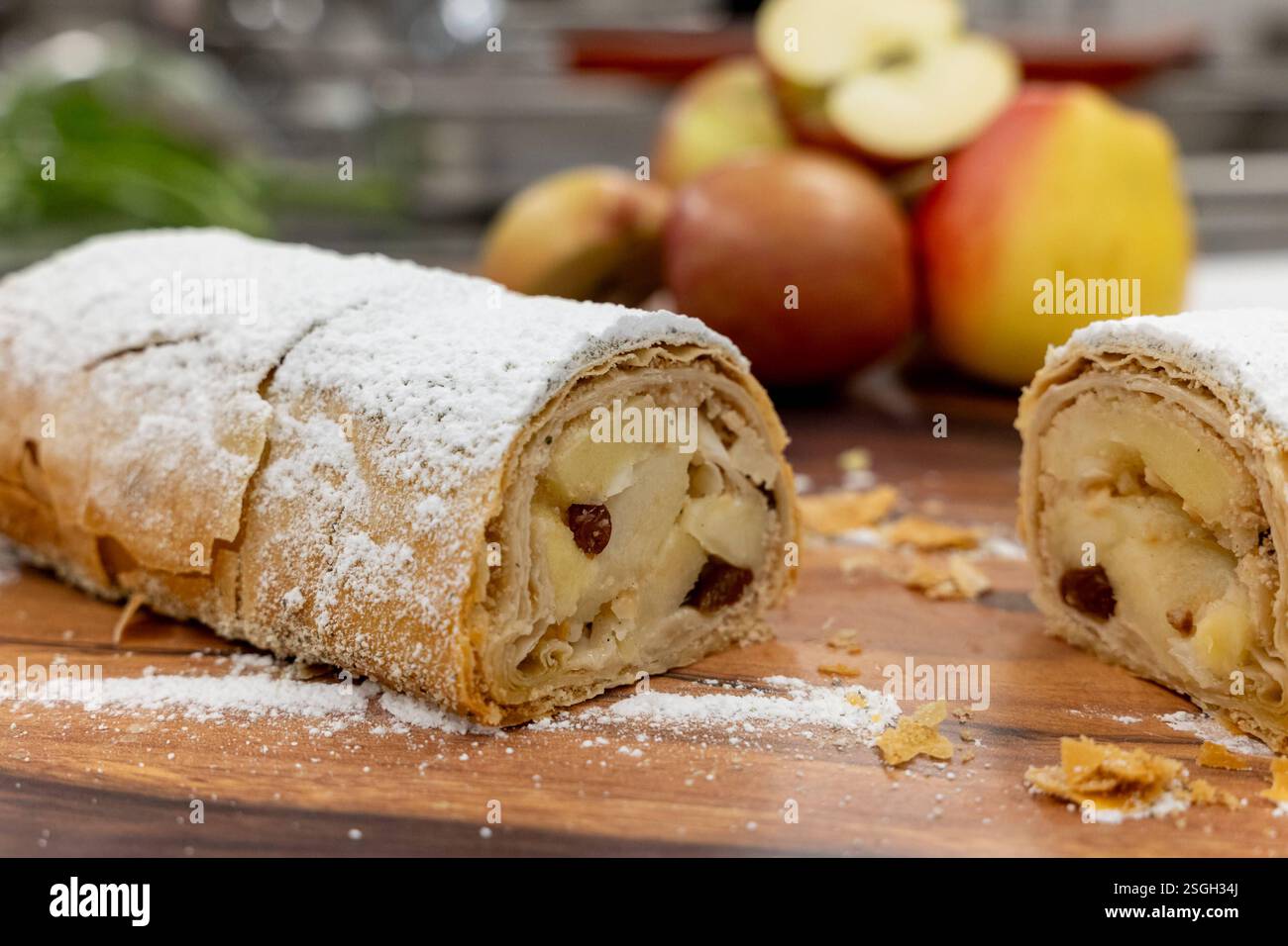 Frischer Apfelstrudel mit Puderzucker 07.02.25, Selters: Symbolfoto ...