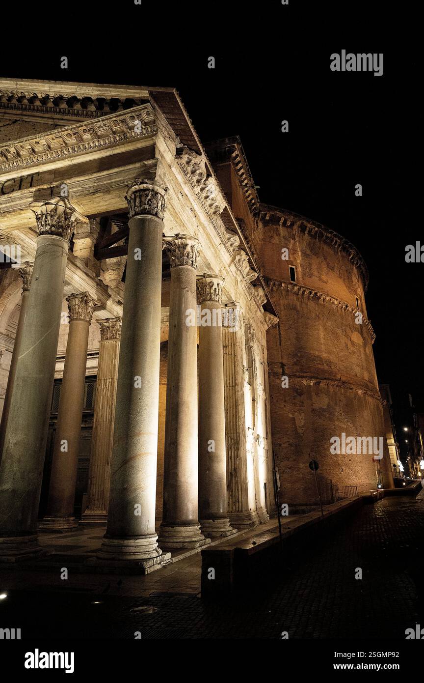 The illuminated Pantheon facade and rotunda at night in Rome Stock ...